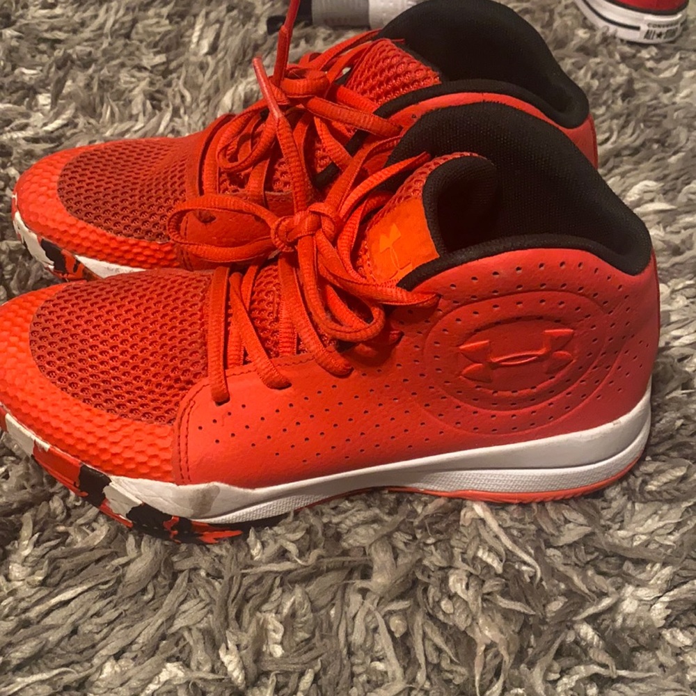 Boys under amour basketball shoes
